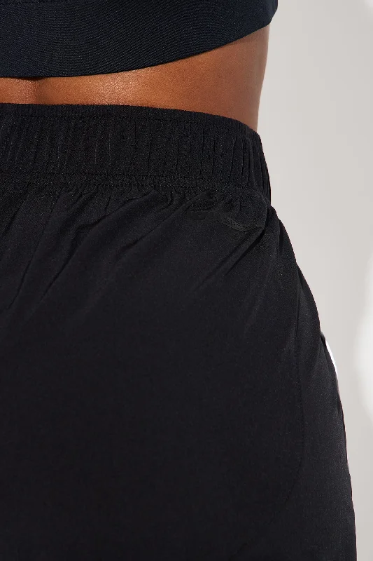 run-like-the-wind-running-short-black